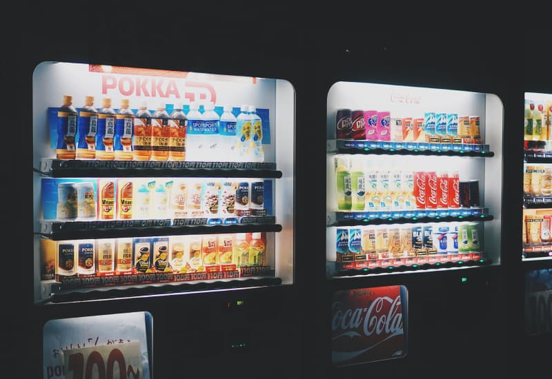 Verkaufsautomat in Wien mit verschiedenen Produkten
